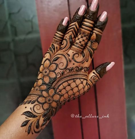 Mehndi Clothes, Design Mehendi, Henna Tattoo Design, Beautiful Simple Mehndi Design, Mehndi Bridal, Palm Mehndi, Front Mehndi Design, Palm Mehndi Design, Simple Mehendi Designs