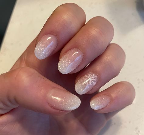 Pink gradient nails with sparkles. Ombré nails Frosted Nails Winter, Frost Nails, Frosty Nails, Frosted Nails, Nails Aesthetic, Nails Winter, Snowflake Nails, Xmas Nails, Nails Inspo