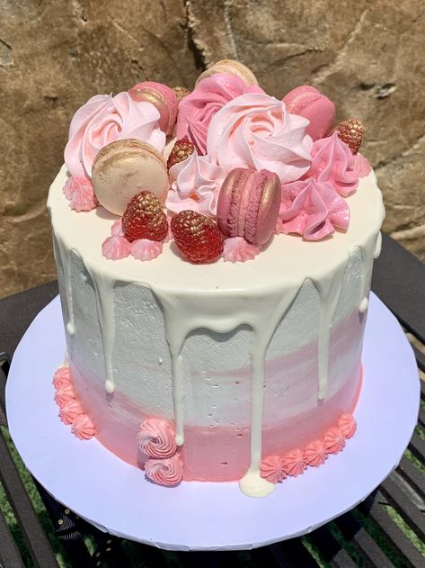 Birthday Cake With Macarons On Top, Cakes With Macarons On Top, Cake With Macarons On Top, Buttercream Icing Cake, Icing Cake Design, Macarons Cake, Macaroon Cake, Buttercream Cake Designs, Macaron Cake