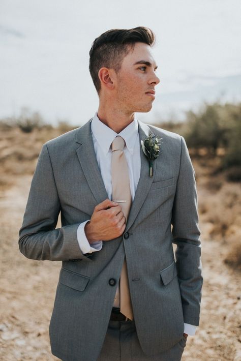 Elegant boho groom style with champagne tie | Image by Jonnie + Garrett Wedding Photographers Champagne And Grey Wedding, Champagne Table Cloth, Bridesmaid Dresses Grey, Grey Groom Suit, Champagne Wedding Themes, Arizona Desert Wedding, Gray Wedding Colors, Champagne Tie, Wedding Groomsmen Attire