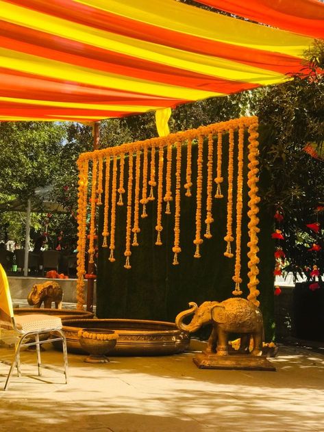 Haldi Backdrop Simple, Haldi Ceremony Simple Decorations, Halad Ceremony Decoration, Diy Mehndi Backdrop, Jaggo Decor Backdrop, Mendhi Ceremony Decor, Pellikoduku Haldi Decoration, Simple Mandap Decor Indian At Home, Mehndi Setup At Home