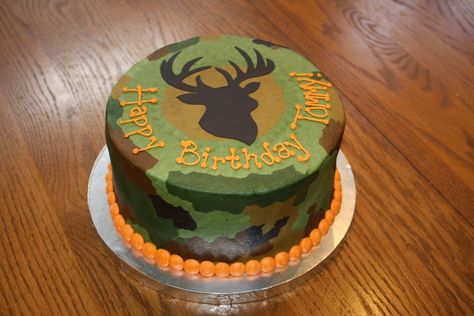 Everyone knows that buttercream is a cake decorating classic, but it’s moved over in recent years to make way for a more modern cake design approach: fondant. Description from cakecoko.com. I searched for this on bing.com/images Camo Birthday Cakes, Deer Hunting Cake, Hunting Birthday Cakes, Camo Cakes, Camo Cake, Hunting Cake, Deer Cakes, Camo Birthday, Hunting Birthday