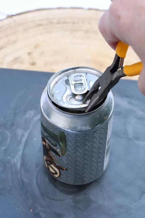 Candle Container Ideas, Beer Crafts Diy, Beer Can Candles, Beer Cap Crafts Diy, Beer Cap Projects, Making A Candle, Funky Diy, Beer Can Art, Beer Candles