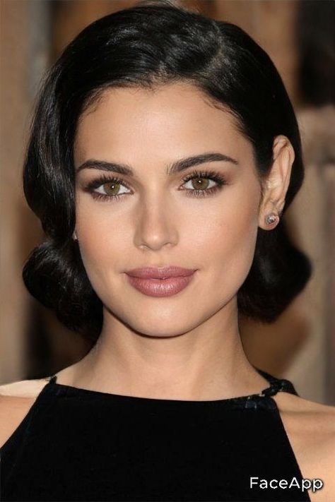 Business Woman Makeup Look, Brown Eyes Dark Hair Makeup, Wedding Makeup For Pale Skin Dark Hair, Classic Italian Makeup, Brown Eyes Olive Skin Makeup, Wedding Makeup Olive Skin Brown Eyes, Classic Wedding Makeup For Brown Eyes, Classic French Makeup Look, Italian Make Up Look