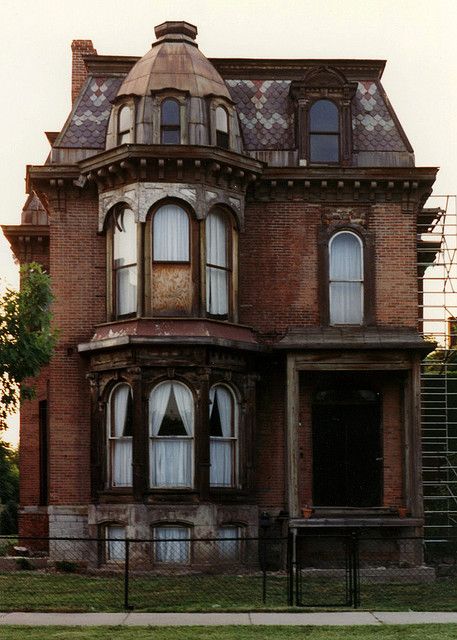 A beautiful brick Victorian in Brush Park, Detroit. I *love* this little house. The pattern on the roof tiles, the bay windows, everything. Old Mansions, Abandoned Mansions, Victorian Architecture, Victorian House, Abandoned Buildings, Old Buildings, Abandoned Houses, Blade Runner, Beautiful Architecture