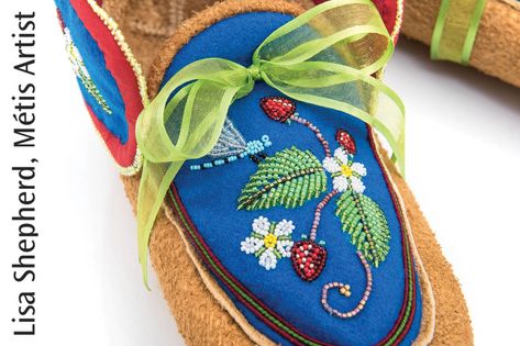 Strawberry beadwork Moccasins Strawberry Beadwork, Beadwork Moccasins, Metis Beadwork Patterns, Metis Beading, Raised Beadwork, Moccasin Patterns, Baby Moccasin Pattern, Indigenous Crafts, Beaded Hats