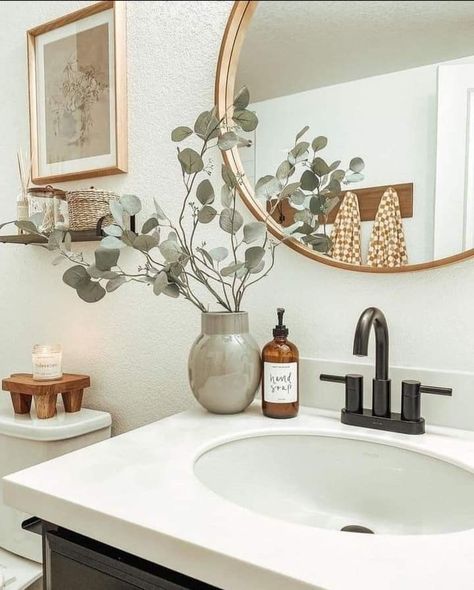 Guest Bathroom Inspo Aesthetic, Half Bathroom Ideas Neutral, Neutral Bathroom Decor Ideas Earth Tones, Boho Spa Bathroom, Amber Bathroom Decor, Organic Modern Bathroom Decor, Minimal Bathroom Counter, Bathroom Remodel Boho, Boho Glam Bathroom