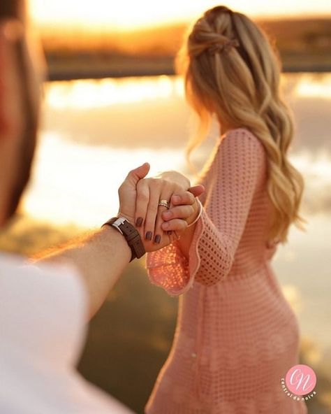 35 Romantic Fall Engagement Photos For Fall Lovers Wedding Fotos, Couple Engagement Pictures, Wedding Engagement Pictures, Engagement Pictures Poses, Pre Wedding Poses, Pose Fotografi, Photographie Portrait Inspiration, Wedding Couple Poses Photography, Ring Shots