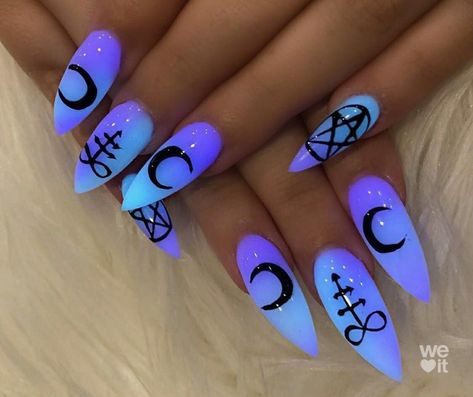 Ongles Goth, Halloween Nails Diy, Nail Art Halloween, Witchy Nails, Halloween Acrylic Nails, Gothic Nails, Edgy Nails, Goth Nails, Glow Nails