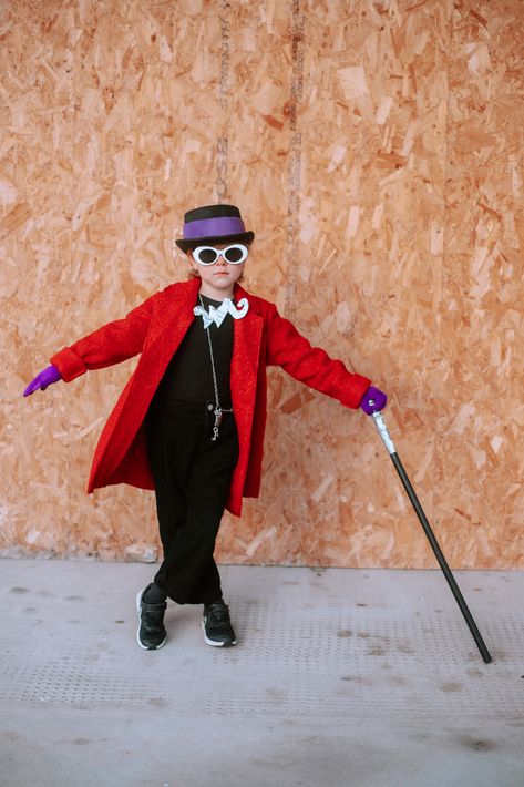 For World Book Day 2023 we went for Johnny Depp's Willy Wonka from Tim Burton's Charlie and the Chocolate Factory. This was a very last minute and simple costume. The Glasses, Red Coat, Purple Gloves and Cane were all from Amazon. The Key necklace was picked up in a charity shop. The Hat was from a party shop, I spray painted it black as I couldn't find a black one and stuck some purple felt around it. Finally the 'W' Badge I cut out of cardboard and wrapped in tin foil. Boys Easy Costume Johnny Depp Willy Wonka, Purple Gloves, World Book Day Costumes, Easy Costume, Book Day Costumes, World Book Day, Golden Ticket, Book Day, Tin Foil