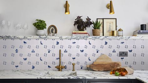 delft tile trend back in 2024 backsplash ideas Non Slip Floor Tiles, Room Visualizer, Modern Rustic Decor, Delft Tiles, Corner Decor, Tile Trends, Vintage Tile, Unique Bathroom, Classic Kitchens