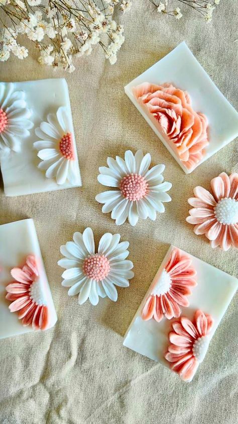 Studio Moyo | Love how the colour of the peony turned out🤍 . . . #soap #soapmaking #floralsoap #peonysoap | Instagram Summer Soap Ideas, Elegant Cakesicles, Summer Soap, Easy Soap Recipes, Soap Inspiration, Fancy Soap, Floral Soap, Wax Tablet, Diy Candles Scented