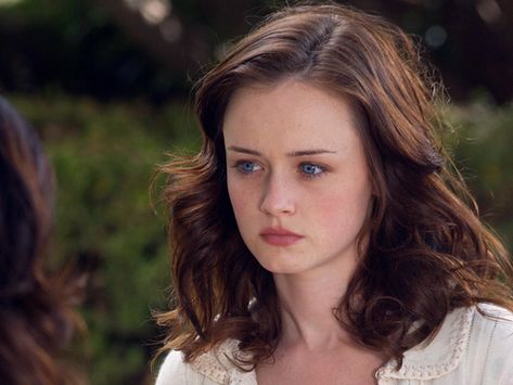 Come Back...Be Here (Gilmore Girls Post-AYITL) - Chapter 27 - Wattpad Gilmore Makeup, Rory Gilmore Hair, Gilmore Girls Episodes, Gilmore Girls Seasons, Alexis Bledel, Rory Gilmore, Hairstyles For School, Gilmore Girls, Serie Tv