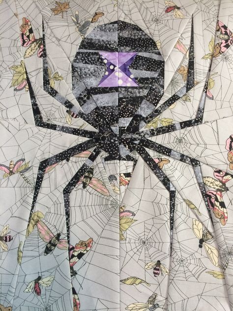 Gigantic spider for the Hallowedding quilt. Pattern by Flying Parrot Quilts Spider Man Quilt, Spider Quilt Pattern, Quilt Patterns Halloween, Raven Quilt Pattern, Halloween Quilt Blocks, Coffin Quilt, Spider Quilt, Bat Quilt, Flying Parrot