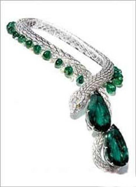 Derier Jewelry Brand Story Cartier Emerald, High Fashion Jewelry, Expensive Jewelry Luxury, Fancy Jewellery Designs, Snake Necklace, Cartier Jewelry, Classy Jewelry, Emerald Necklace, Fancy Jewellery