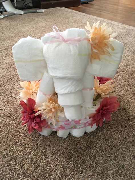 Elephant Diaper Cake Elephant Diaper Cake Girl, Pampers Cake, Diaper Cake Ideas, Cake Elephant, Elephant Diaper Cake, Frog Baby Showers, Noahs Ark Baby Shower, Diaper Cake Centerpieces, Elephant Shower