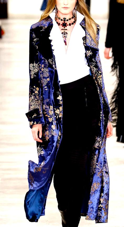 Long Velvet Jacket, Ralph Lauren Fall, Ralph Lauren Style, Ootd Summer, Mode Chic, Ralph Lauren Collection, Current Fashion Trends, Embroidered Jacket, Petite Outfits