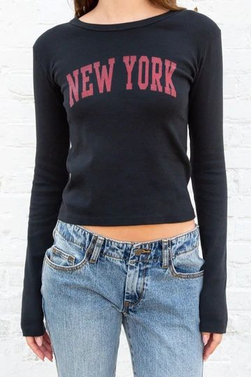 Brandy Melville Shirts, New York Sweatshirt, New York Top, Crewneck Style, Mode Inspiration, Black Long Sleeve, Brandy Melville, Aesthetic Clothes, New Black