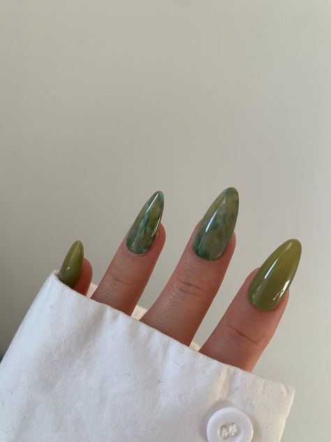 Amber Green Nails, Kutek Disney, Unghie Sfumate, Manikur Kuku, Nagel Tips, Smink Inspiration, Green Nail, Makijaż Smokey Eye, Nagel Inspo