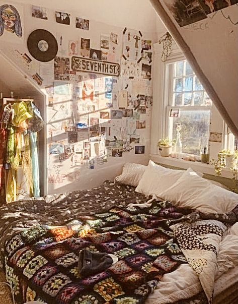 Adventure Aesthetic Bedroom, Pouge Aesthetic Room, Obx Aesthetic Room Decor, Outer Banks Inspired Bedroom, Room Decor For Slanted Ceilings, Obx Aesthetic Bedroom, Outer Banks Bedroom Ideas, Obx Bedrooms, Outerbanks Aesthetic Bedroom