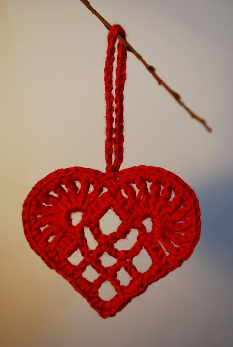 Scandinavian crochet heart. Would make a lovely Xmas or valentines decoration. Crochet Christmas Decorations Free, Crochet Christmas Trees Free, Magazine Drops, Crochet Heart Pattern, Crochet Christmas Decorations, Crochet Christmas Trees, Christmas Hearts, Christmas Ornament Pattern, Crochet Christmas Ornaments