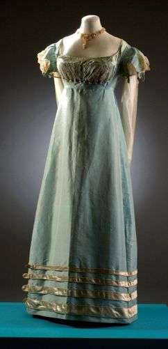 Bath fashion museum, silk gown 1817-1820 Gaun Abad Pertengahan, Historical Gowns, Old Dress, Regency Gown, Regency Era Fashion, Museum Fashion, 1800s Fashion, Regency Dress, Regency Fashion