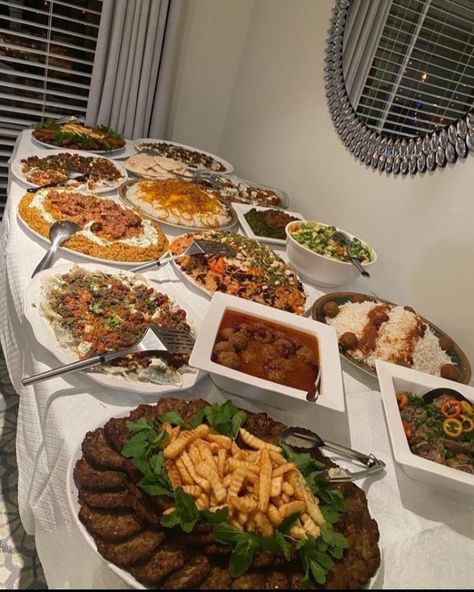 Afghan Food Table, Dawat Ideas, Food Art Lunch, Afghani Food, Afghanistan Food, Yemeni Food, Afghan Food, Afghan Food Recipes, Amazing Food Platters