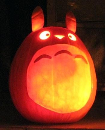 Totoro jack-o'-lantern Glow Pumpkin, Cute Pumpkin Carving, Dekorasi Halloween, Pumkin Carving, Halloween Pumpkin Carving Stencils, Labu Halloween, Creative Pumpkin Carving, Pumpkin Carving Designs, Halloween Pumpkin Designs