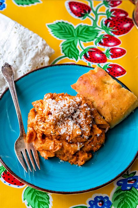 Looking for a vodka sauce recipe that is easy to make so dinner is ready in under 30 minutes? This easy shortcut vodka sauce is creamy and delicious and will be a hit with your whole family! #pasta #vodkasauce #easydinners | pastrychefonline.com Easy Vodka Sauce, Creamy Vodka Sauce, Family Pasta, Vodka Sauce Recipe, Cooking For Dummies, Penne Alla Vodka, Alla Vodka, Vodka Sauce, Blue Plate