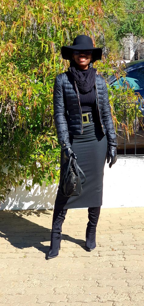 Black Midi Skirt Outfit Winter Boots, Pencil Skirt Outfits Winter, Ankle Boots Skirt, Black Pencil Skirt Outfit, Skirt Outfits With Boots, Long Black Pencil Skirt, Styling Skirts, Winter Coat Outfits, Boots Outfit Ankle