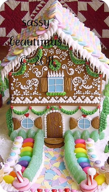 Gingerbread House: Love the piped garland and the colorful flagstone walkway! Gingerbread House Parties, Gingerbread House Designs, All Things Gingerbread, Gingerbread House Cookies, Gingerbread Party, Gingerbread Village, Gingerbread House Decorations, Cupcakes Decorados, Cookie House