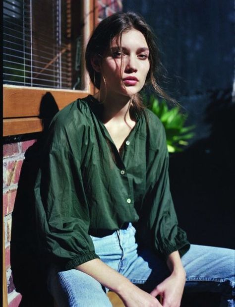 Green shirt, jeans. Estilo Hippie, Casual Styles, Stil Inspiration, Looks Street Style, Parisian Chic, Green Shirt, 가을 패션, Inspiration Mode, Looks Style