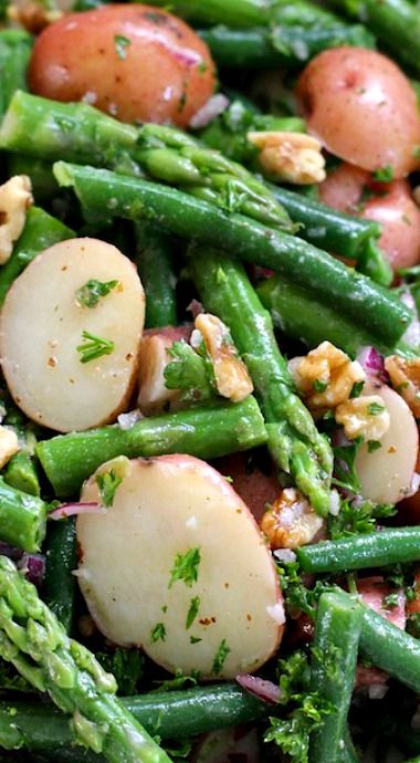 Potato Salad with Green Beans and Asparagus ~ This salad works really well at either room temperature or served cold.  It has a bold, tangy taste thanks to the dijon mustard vinaigrette. Potato Salad With Green Beans, Starch Foods, Resep Salad, Green Bean Recipes, Think Food, Veggie Dishes, Bean Recipes, Vegetable Dishes, Summer Salads