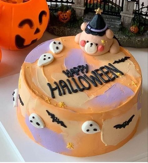 Aesthetic Halloween Cake, Cute Fall Cakes, Spooky One Birthday Cake, Halloween Cake Aesthetic, Simple Halloween Cake Ideas, Pastel Halloween Cake, Spooky Birthday Cake, Haloween Cakes, Cute Halloween Cakes