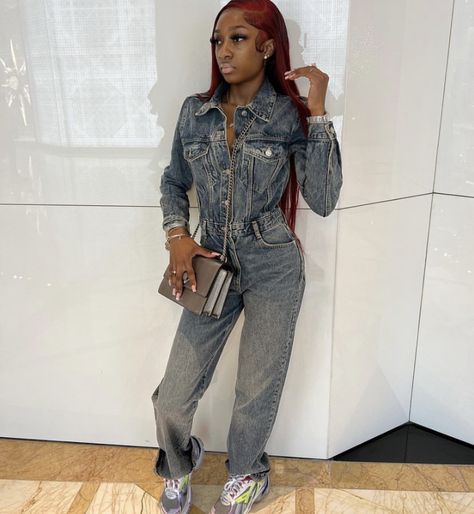 Blue Jean One Piece Outfit, Denim Outfit With Sneakers, Denim Jacket Outfit Black Women, Jean Romper Outfit Black Women, Jean One Piece Outfit, Jean Jumper Outfit Denim, Jean Jumpsuit Outfit Black Women, Oversized Jumpsuit Outfit, Black Denim Jumpsuit Outfit