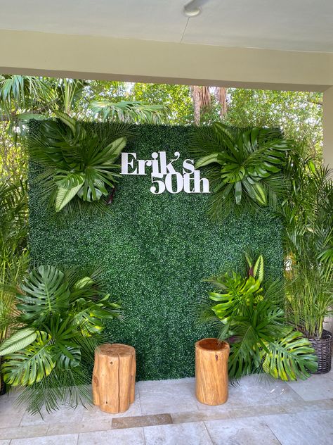 Grass Background Photoshoot, Greenery Birthday Backdrop, Palm Leaves Party Decor, Tropical Grass Wall, Plant Party Decor, Tropical Backdrop Ideas, Boho Greenery Wall, Grass Wall Backdrop, Tropical Backdrop