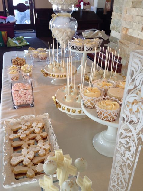 Baptism Cupcakes, Theme Snack, Sweet Bar, Snack Table, Gold Theme, Snack Set, Baby Baptism, Food Table, Gold Baby