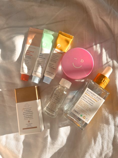 Skincare Aesthetic Preppy, Preppy Skincare Photos, Preppy Self Care Products, Aesthetic Skin Care Photos, Preppy Self Care, Preppy Makeup Products, Skin Care Preppy, Preppy Skin Care, Truly Aesthetic