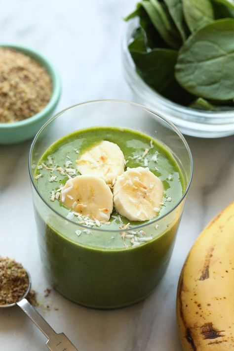 This banana matcha smoothie recipe is packed with nutrients from spinach, flax, and bananas. It is also a great source of energy from the delicious matcha powder! Make it for breakfast this week! Banana Matcha Smoothie, Smoothie Yummy, Kefir Smoothie, Avocado Smoothie Recipe, Smoothie Recipes For Kids, Banana Splits, Smoothie Ideas, Matcha Smoothie, Overnight Oat