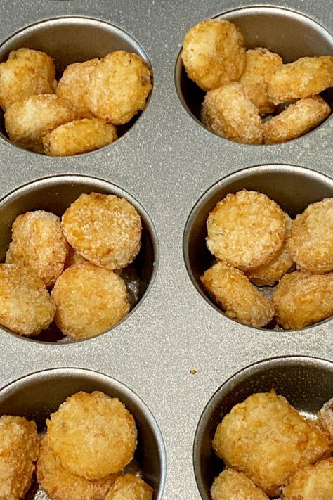 Tater Tot Loaded Potatoes, Tator Tot Breakfast Cups, Tater Tot Muffin Cups, Twice Baked Tater Tots, Tator Tot Recipes Appetizers Snacks, Tater Tots Pizza, Appetizer Recipes Tater Tots, Appetizers With Tater Tots, Tator Tot Jalapeno Popper