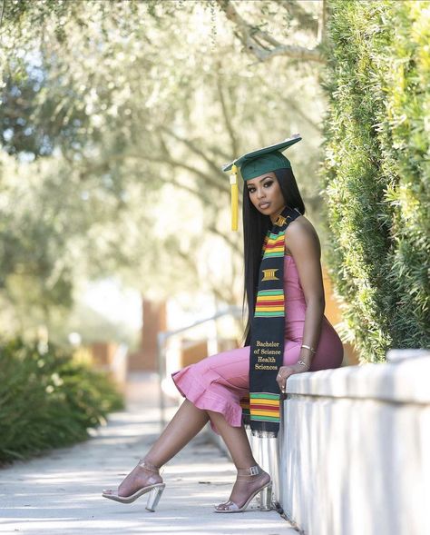 Graduation Poses Cap And Gown Cute Ideas, College Grad Photoshoot Poses, Grad Shoot Poses, Georgia State Graduation Pictures, Nighttime Graduation Pictures, On Campus Graduation Pictures, Outdoor Graduation Pictures, Graduation Pictures With Flowers, Photoshoot Graduation Ideas