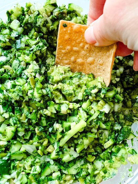 Make the perfect party dip with just a few ingredients, including mini cucumbers, cilantro, and avocado. It’s part salad, part guacamole, and 100% delicious. Avocado Appetizer Recipes, Cucumber Desserts, Green Foods For Color Party, Green Food Ideas Party, Green Foods For Party, Cucumber Guacamole, Green Appetizers, Guac Recipe, Avocado Juice