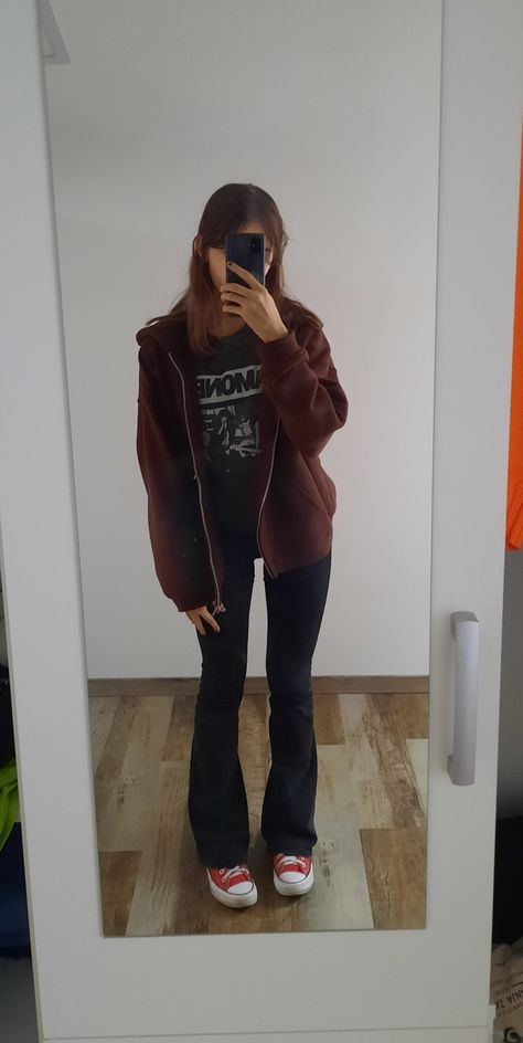 Maroon Zip Up Hoodie Outfit, Burgundy Zip Up Hoodie Outfit, Hoodie And Bootcut Jeans Outfit, Red Hoodie And Jeans Outfit, Outfits With Red Zip Up Hoodie, Flared Jeans With Converse, Outfits For Red Converse, Red Zip Up Hoodie Outfit, Dark Red Converse Outfit