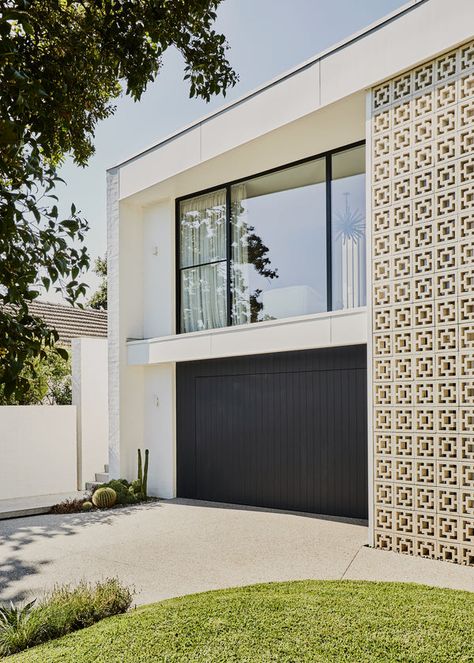 Tour the Millennial Pink Sanctuary Ella Edwards Calls Home – Bed Threads Palm Springs Homes Exterior, Palm Springs House Exterior, Palm Springs Style Interior, Palm Springs Exterior, Palm Springs Interior Design, Palm Springs Interior, Palm Springs Homes, Palm Springs Houses, Palm Springs Mid Century Modern