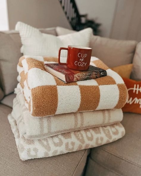 Tis the season for all things cozy: today I'm sharing my autumn blanket edit! Autumn Blanket, Blanket Decor, Fall Video, Autumn Interior, Cozy Autumn, Cozy Throws, Autumn Cozy, Warm Autumn, Comfy Cozy