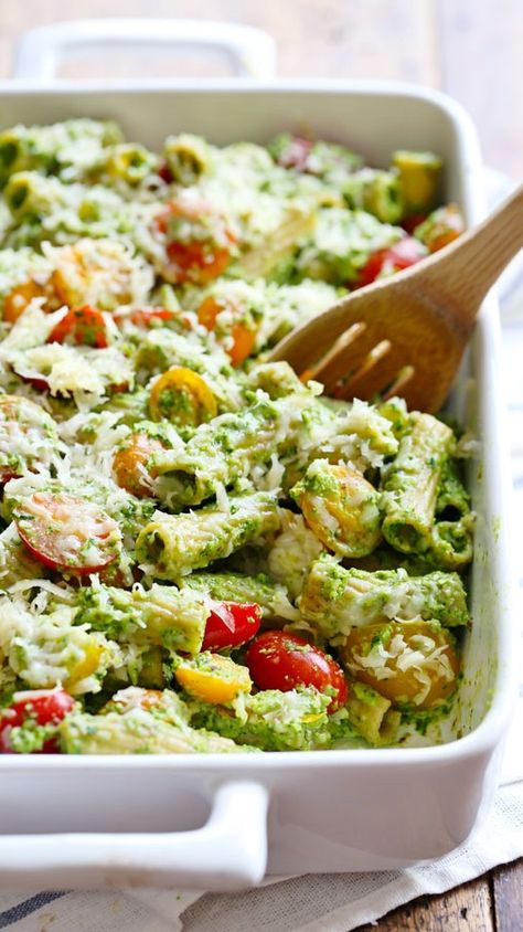 This Healthy Baked Pesto Rigatoni is tossed with heirloom tomatoes and a saucy spinach pesto that will knock your socks off! Pesto Rigatoni, Healthy Pesto, Spinach Pesto, Pinch Of Yum, Bbq Side, Healthy Baked, Fettuccine Alfredo, Pasta Salads, Healthy Recipies