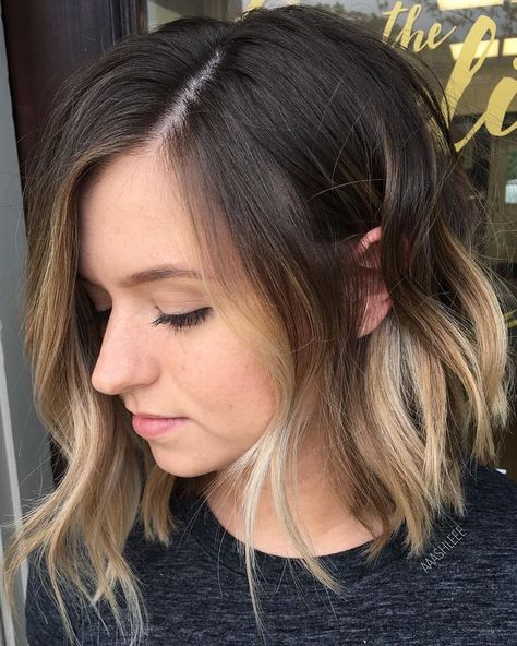 Looove the cut and color!!! Hair Painting By Ashlee (@aaashleee) on Instagram: “•{ Perfectly lived in ☀️ I touch up this angel's balayage every 4 months I love a low maintenance…” Short Hair With Blonde, Hair With Blonde Streaks, Butter Blonde, Truss Hair, Blonde Streaks, Balayage Blonde, Short Hair Balayage, Penteado Cabelo Curto, Hair Color Balayage