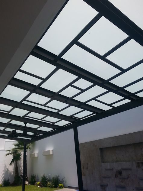 Techos económicos para patios: diseños y materiales #pérgolas https://www.homify.com.mx/libros_de_ideas/6162725/techos-economicos-para-patios-disenos-y-materiales Inexpensive Patio, Small Pergola, Building A Pergola, Pergola Attached To House, Pergola Design, Casa Country, Patio Canopy, Backyard Pergola, Deck With Pergola