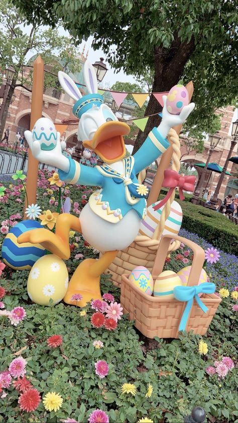 Disney Easter Decor, Easter Home Decor Ideas, Easter Home Decorations, Minimal Easter, Home Decorations Ideas, Disney Statues, Design Garden Ideas, Easter Outdoor, Shanghai Disneyland