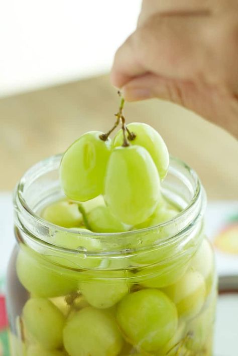 White Grapes Recipes, Pickled Grapes Recipe, Green Grapes Recipes, Pickled Grapes, Preserved Food, Pickled Fruit, Cultured Food, Preserving Recipes, Pickle Recipes